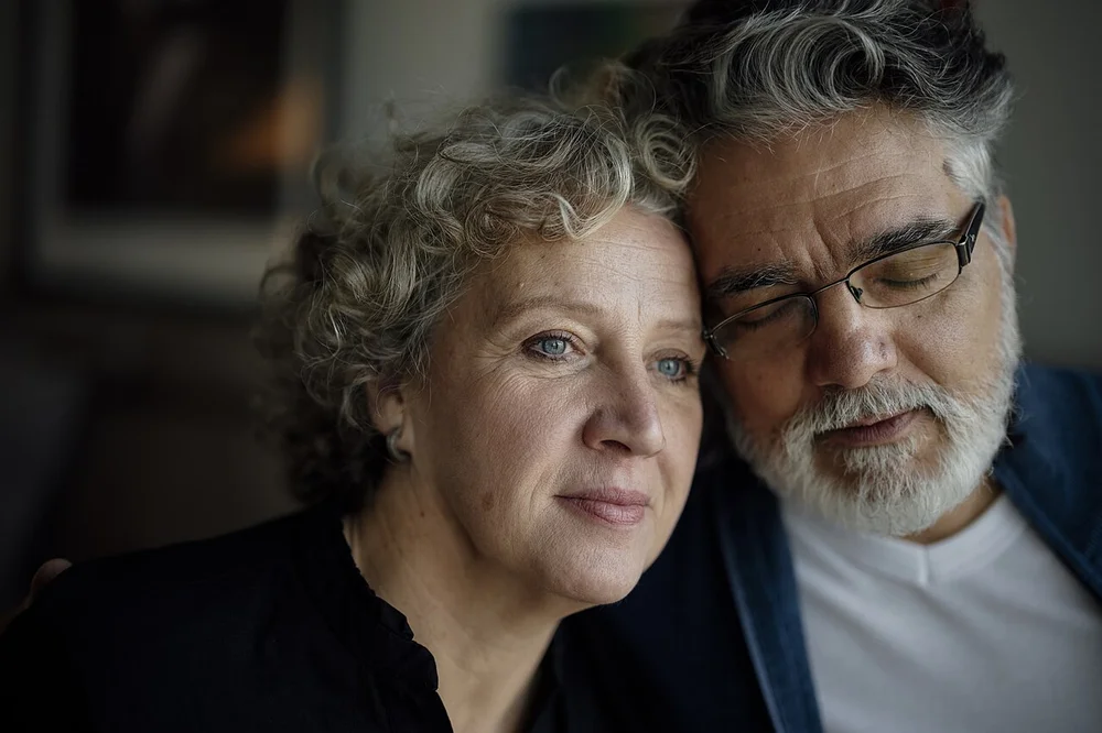 happy facial expression photo — Couple enjoying quiet moment together indoors