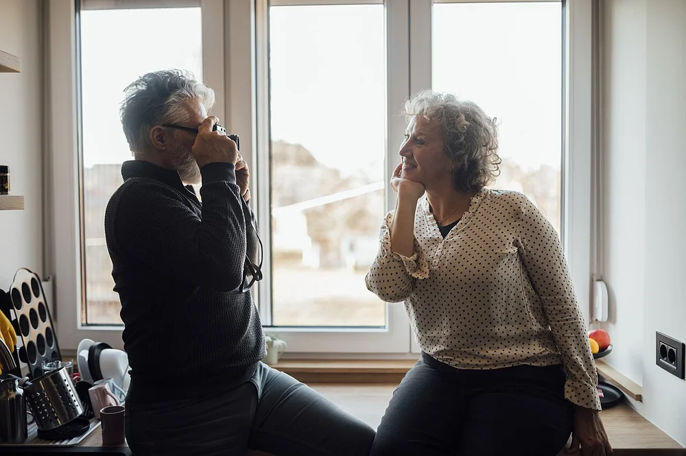 happy facial expression photo — Couple enjoying time together at home while taking pictures
