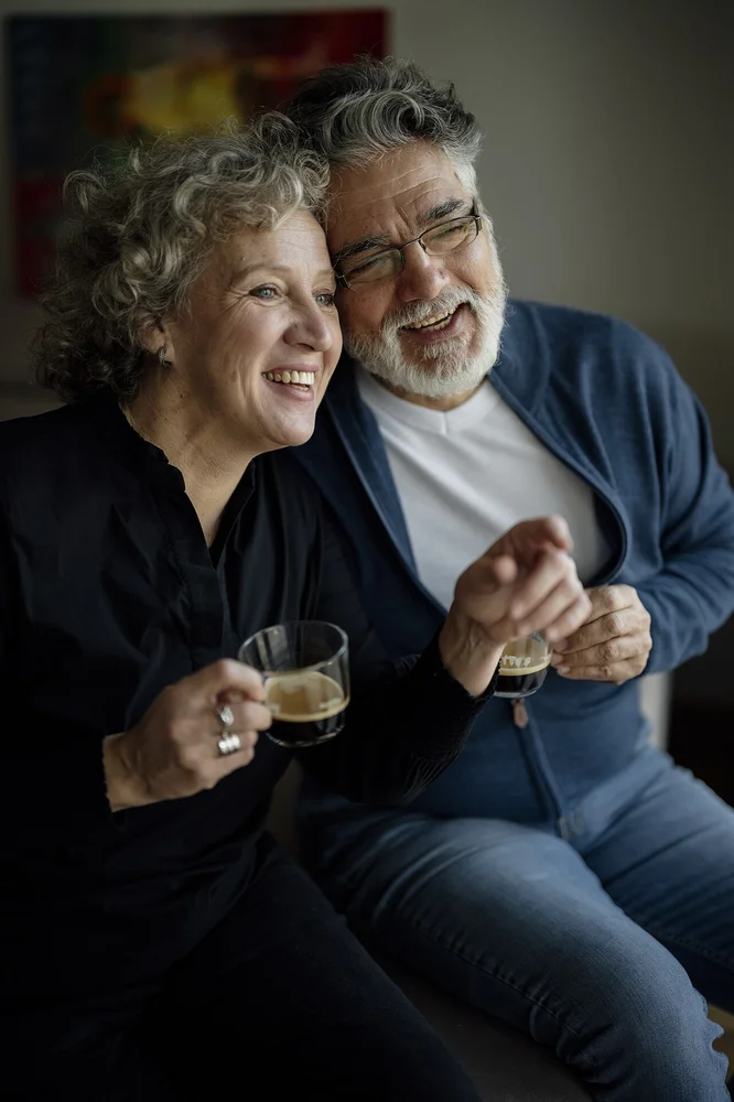 happy facial expression photo — Couple enjoys coffee together in a cozy setting