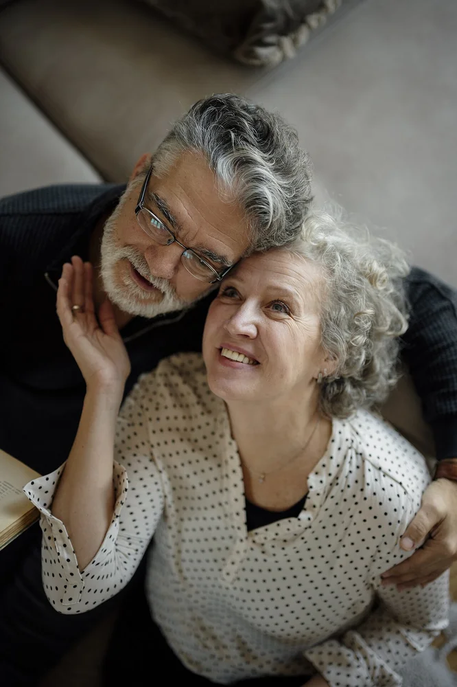 happy facial expression photo — Couple enjoys time together at home