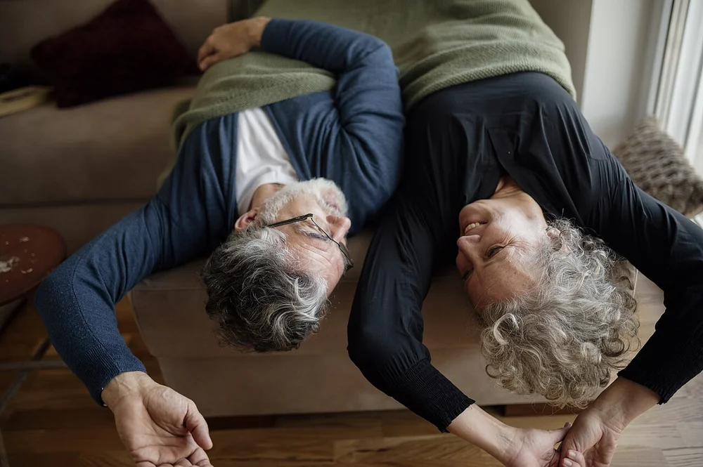 happy facial expression photo — Couple relaxing on a couch while enjoying