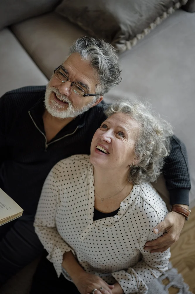 happy facial expression photo — Couple shares a joyful moment while looking up