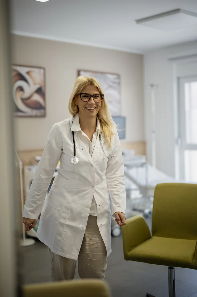 happy facial expression photo — Doctor smiles while entering a hospital room