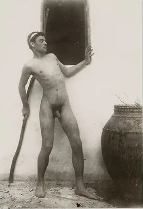 surprised facial expression photo — Gloeden, Wilhelm von (1856-1931) - n. 0458 recto - Sebastiano con bastone in ges