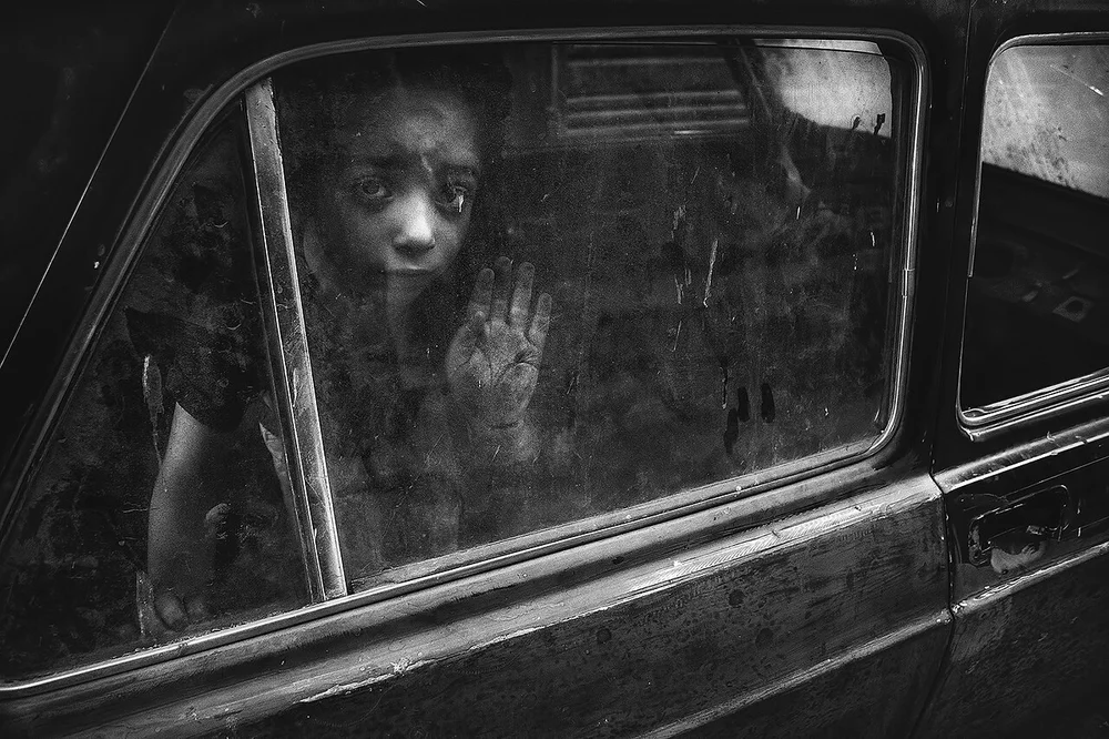 sad facial expression photo — Look inside the car